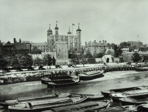 Tower of London, Tower Hill: vanaf de rivier, 1895 door English Photographer