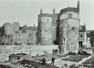 Tower of London, Tower Hill: de Beauchamp en Byward Towers, 1895 door English Photographer