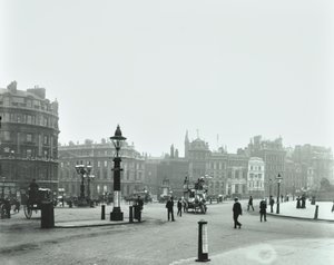 Trafalgar Square, Westminster: Trafalgar Square oostwaarts naar Charing Cross, 1896 door English Photographer