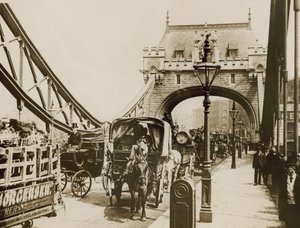 Verkeer over de Tower Bridge door English Photographer