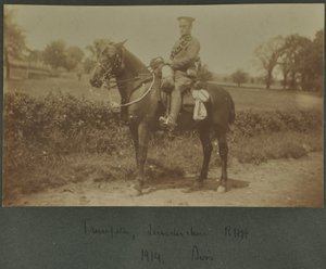 Trompettist van de Leicestershire Royal Horse Artillery in een trainingskamp in Diss, 1914 door English Photographer