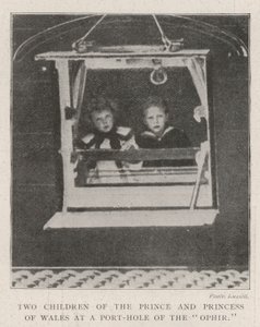 Twee Kinderen van de Prins en Prinses van Wales bij een Patrijspoort van de Ophir door English Photographer