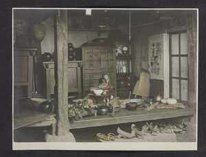 Twee kinderen aan het eten, binnen een huis, Fotoalbum van Korea