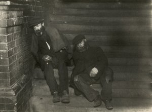 Twee daklozen slapend op trappen