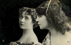 Twee vrouwen poseren door English Photographer
