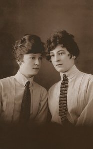 Twee jonge Edwardiaanse vrouwen met stropdassen
