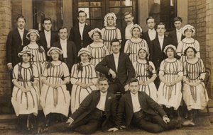 Ongebruikelijke groep jonge mannen en vrouwen, begin 20e eeuw door English Photographer