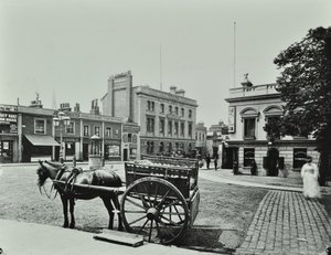 Upper Richmond Road, west vanaf Putney High Street, met paard en wagen op de voorgrond, 1880 door English Photographer