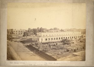 Uitzicht op het oude Dhaka College en het oude gerechtsgebouw, ca.1875 door English Photographer