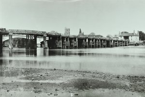 Uitzicht op Oude en Nieuwe Putney Bruggen met oast huis en All Saints Kerk op de achtergrond, 1885