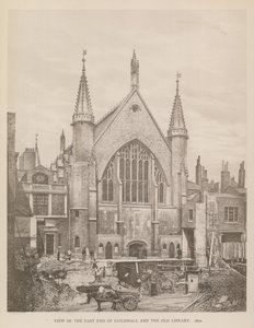 Uitzicht op het oostelijke uiteinde van Guildhall, Londen, en de oude bibliotheek, 1870 door English Photographer