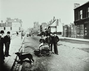 Wandsworth High Street: kijkend naar het westen, 1890 door English Photographer