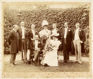 Huwelijksportret van Francis Edward Younghusband en Helen Augusta Magniac, Datchet door English Photographer
