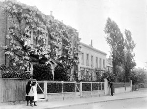 Westwood Cottage Enfield, ca. 1890 door English Photographer