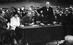 Winston Churchill tijdens een toespraak in Enfield, Engeland door English Photographer