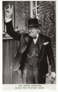 Winston Churchill maakt het Overwinningsteken buiten 10 Downing Street, 5 juni door English Photographer
