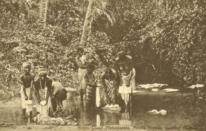Vrouwen wassen kleren in een rivier, Sierra Leone door English Photographer