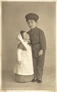 Jong meisje en jongen spelen WW1 na door English Photographer