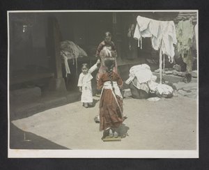 Jonge meisjes, Fotoalbum van Korea door English Photographer