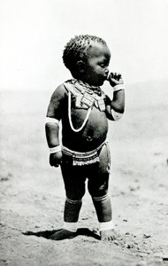 Zulu meisje zuigt aan eerste vinger