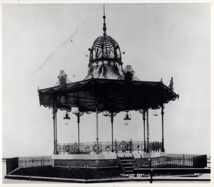Sierlijke muziektent in East End Park, Leeds