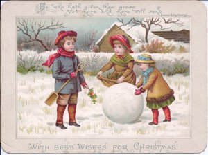 Een Victoriaanse kerstkaart van drie kinderen spelend met een grote sneeuwbal, ca 1880 (kleurenlitho)
