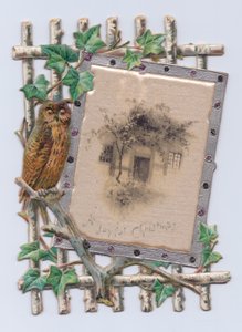 Victoriaanse kerstkaart in de vorm van een uil naast een schilderij van een huis op een traliewerk, ca. 1880