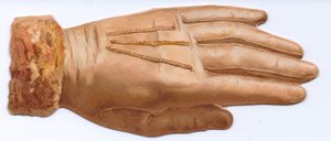Een Victoriaanse gestanste vormkaart van een handschoen met bontrand, ca. 1880 (kleurenlitho)