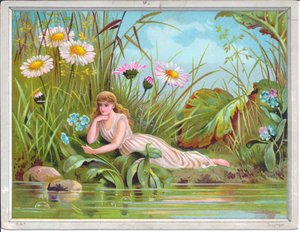 Een Victoriaanse wenskaart van een fee die ligt bij een stroom met grassen en madeliefjes op de oever, ca. 1880