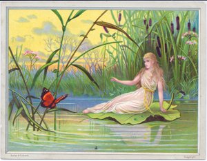 Een Victoriaanse wenskaart van een fee die op een lotuslelieblad ligt en naar een vlinder kijkt tegen een achtergrond van riet