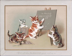 Een Victoriaanse wenskaart van een kitten die op een schoolbord schrijft terwijl twee anderen kleine lei in hun poten houden, ca. 1880 door English School