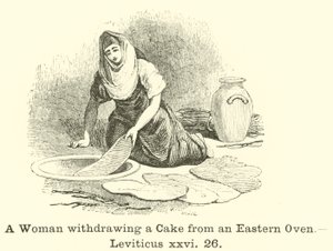 Een vrouw die een cake uit een oosterse oven haalt