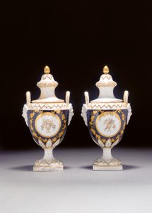 Een paar Chelsea-Derby twee-handled urn-vormige vazen en twee deksels, ca. 1775