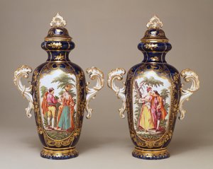 Een paar Chelsea blauwe grond lobvormige taps toelopende oviforme vazen en deksels met geliefden tussen bomen, ca. 1765 door English School