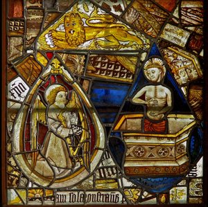 Een paneel in het oostelijke raam met Christus van Medelijden die uit het graf opstaat; ook een muzikale engel met een harp en de leeuw van Sint Marcus tussen fragmenten door English School