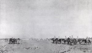 Een patrouille van de 14e Huzaren met commandant luitenant-kolonel R.W. Hewitt DSO nadert om de Turkse overgave te accepteren bij de Overgave van Kazimain, 11 maart 1917, gepubliceerd ca. 1918