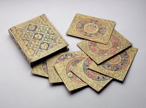 Een set schotels en hun doos