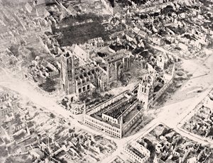 Luchtfoto van Ieper in 1915 na de Eerste en Tweede Slag om Ieper, uit 