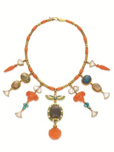 Een Egyptische revival ketting van koraal, meerdere edelstenen en goud, ca. 1870 (gemengde techniek) door English School