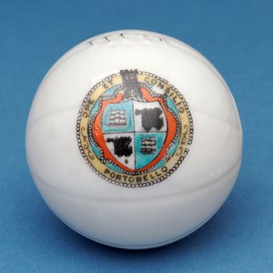 Amoriaal souvenir miniatuurvoetbal met decoratieve transfer van het Portobello schild