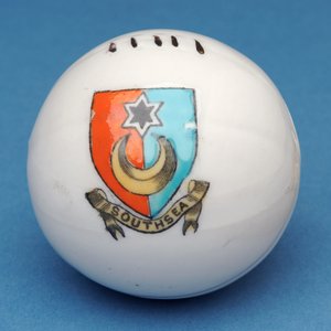 Amoriaal souvenir miniatuurvoetbal met transfer van het Southsea wapen door English School