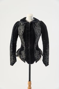 Zwart fluwelen jasje geborduurd met aangebrachte zwarte zijde en metalen kralen, eind jaren 1890