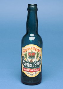 Fles Corona Football Stout door English School