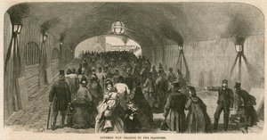 Charing Cross Station, Londen: Overdekte weg naar het perron door English School