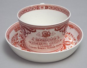 Herdenkings theekop en schotel met de tekst A Memento of Preston Guild 1882, Minton, Engeland, ca. 1882 door English School