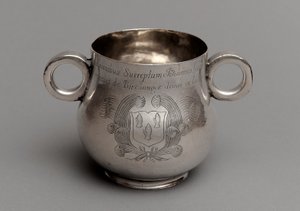 Beker met grote buik en dikke gegoten randbasis, en een paar osse-oog handvatten, 1675 door English School