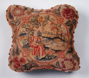 Kussen, geborduurd in petit point, met een vrouw in een landschap