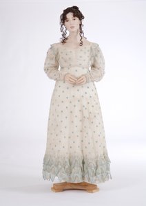 Dagjurk, ca. 1815 (katoenen mousseline geborduurd met blauwe wol) door English School