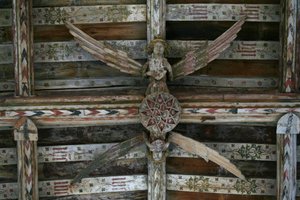 Met een uitzicht op een van de gebeeldhouwde houten engelen in het schip