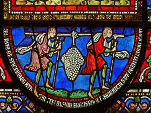 Detail uit het oostelijke raam van de Trinity Chapel met de spionnen en de druiven